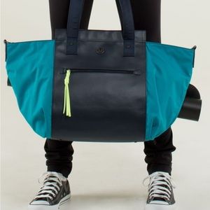 Lululemon carry me om bag